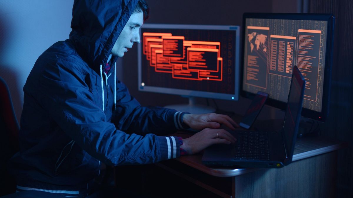 Masivní hackerské útoky na české weby nekončí, napadený je i web vlády